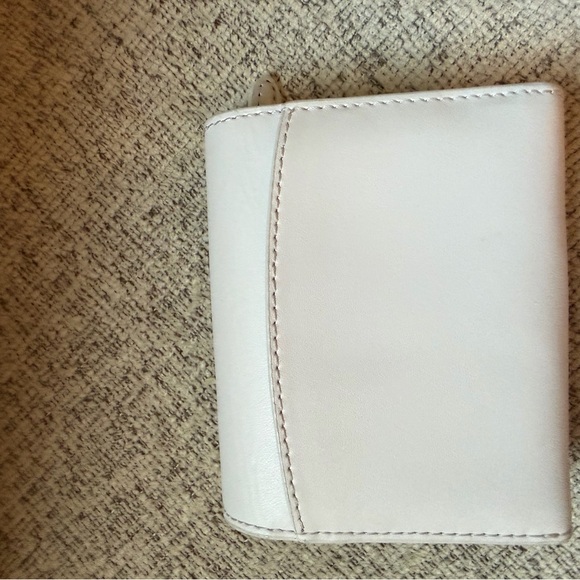 Kate Spade Gemma NWOT White/pale grey Scalloped Edge Compact Wallet 4.5x4 - Picture 2 of 11